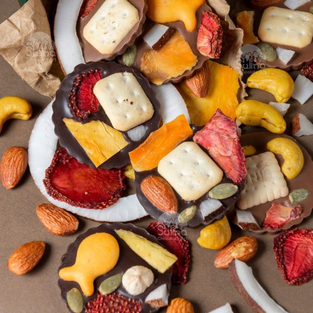 مندیان شکلاتی با مغز و میوه خشک